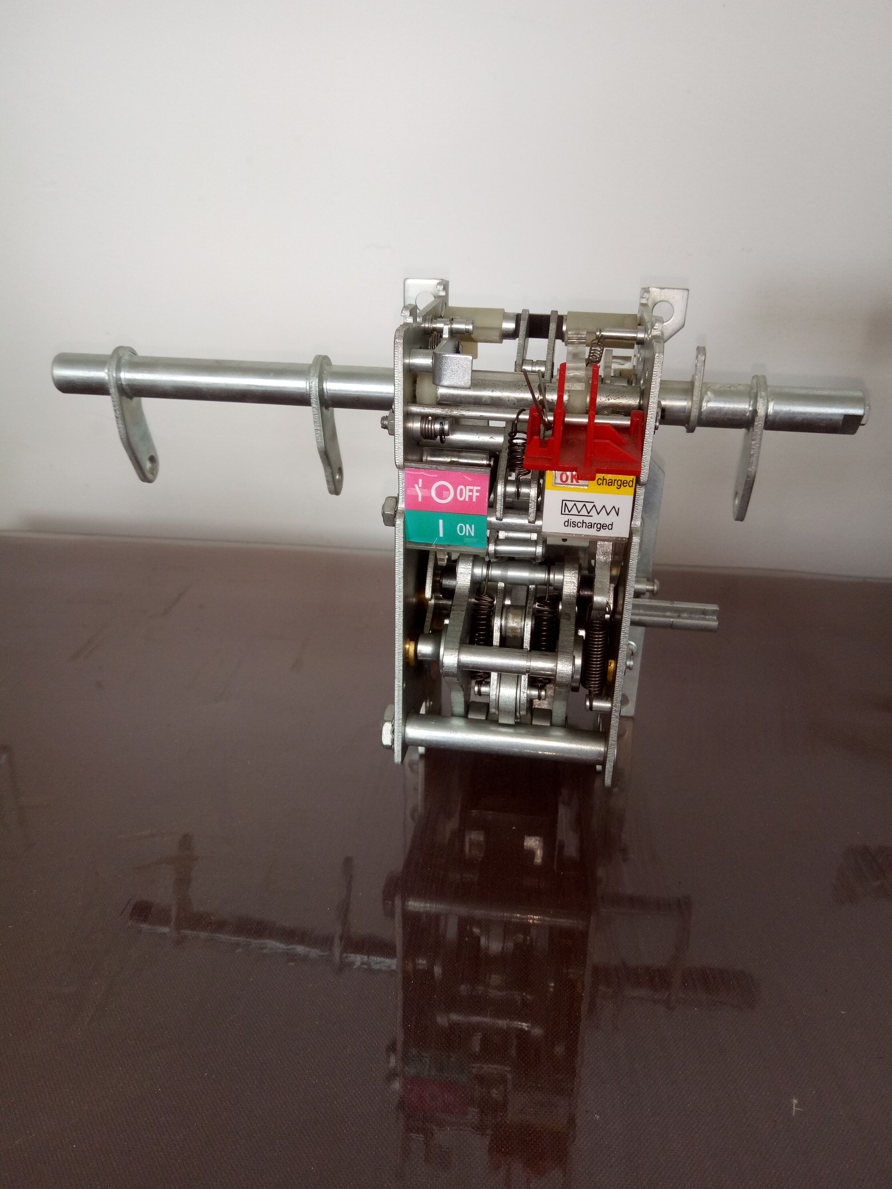 DW60機(jī)構(gòu)1600A四級.jpg DW60機(jī)構(gòu)1600A四級.jpg